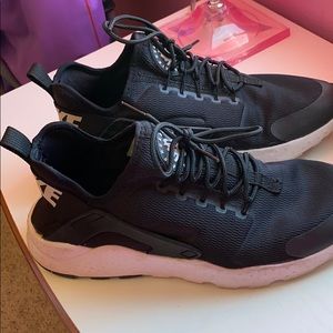 Black nike huaraches barely worn